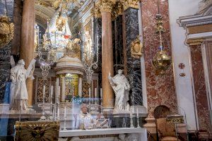 Instalan pantallas de metracrilato en la Basílica de la Virgen para que los sacerdotes puedan oficiar sin mascarilla