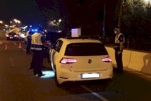 La Policía Local disuelve botellones, dos barbacoas y una aglomeración de un centenar de jóvenes concentrados para realizar una competición ilegal de vehículos en el  Polígono industrial Llano del Espartal en Alicante