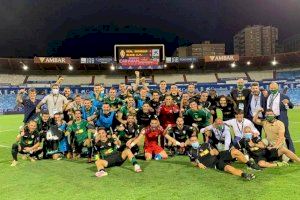 L'Elx CF celebra sobre la gespa el seu passe a la final per l'ascens a Primera