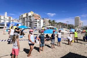 Els alumnes de L'Escola d'Estiu de Peníscola visiten el dispositiu de salvament de la platja Nord