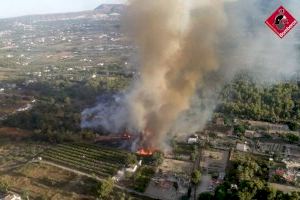 Un incendi a Xàbia arrasa dues hectàrees de pineda al costat d'una urbanització