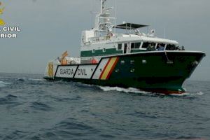 Rescatan a cuatro personas de un barco a punto de hundirse en la costa de Meliana