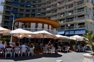 Cierra un restaurante en la playa de Les Palmeretes al dar positivo uno de los trabajadores