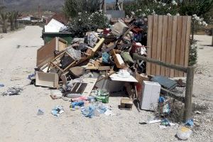 Agost le declara la guerra al abandono de enseres tras detectar un incremento de estas conductas incívicas