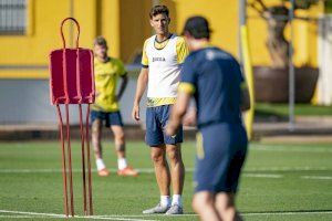 Pau Torres i Unai Emery durant l'entrenament