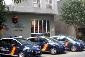 Detinguda per tirar de casa a les seues filles de 13 i 14 anys a Gandia i tirar-los la roba per la finestra