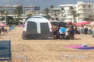 La tenda de campanya a l'arena de la platja de Gandia