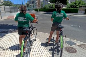 Depositar la basura fuera del horario establecido es la infracción más observada por los educadores ambientales en Benicàssim