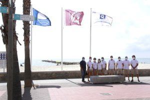 Siete jóvenes informadores recorren cada día la playa para ayudar a los vecinos sobre temas de seguridad