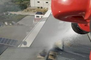 Bomberos de seis parques diferentes apagan el incendio de una nave en Beniarjó