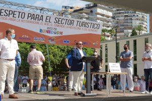 Cientos de personas se manifiestan en Benidorm pidiendo ayuda al sector turístico