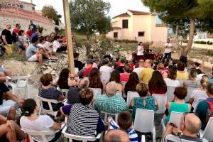 El Poble Nou de Benitatxell reivindica el llegat de les bruixes amb una visita guiada a la Cova de les Bruixes i un taller de plantes medicinals