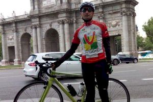 Jose Luis Posado junto a su bicicleta