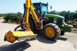 Almenara limpia los taludes de los puentes y caminos rurales gracias a la máquina desbrozadora de la Diputació de Castelló