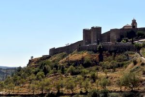 Las brigadas de mitigación de incendios trabajan en los alrededores de Morella