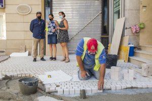 Comienza la colocación del gran mosaico de la Plaça de Baix