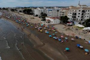 La vigilància amb drons confirma el respecte a la distància de seguretat i control d'aforaments a les platges de Alcossebre