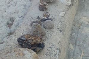 La restauración del Baluarte de la Mina en el castillo de Santa Bárbara de Alicante permite encontrar restos de proyectiles del siglo XVIII y un fragmento de una yesería islámica - (foto 2)