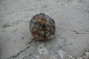 La restauración del Baluarte de la Mina en el castillo de Santa Bárbara de Alicante permite encontrar restos de proyectiles del siglo XVIII y un fragmento de una yesería islámica - (foto 3)