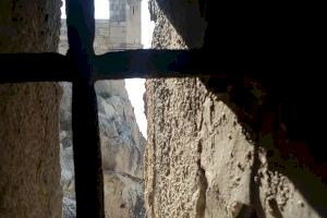 La restauración del Baluarte de la Mina en el castillo de Santa Bárbara de Alicante permite encontrar restos de proyectiles del siglo XVIII y un fragmento de una yesería islámica - (foto 4)