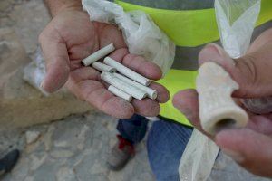 La restauración del Baluarte de la Mina en el castillo de Santa Bárbara de Alicante permite encontrar restos de proyectiles del siglo XVIII y un fragmento de una yesería islámica - (foto 6)
