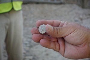 La restauración del Baluarte de la Mina en el castillo de Santa Bárbara de Alicante permite encontrar restos de proyectiles del siglo XVIII y un fragmento de una yesería islámica - (foto 7)