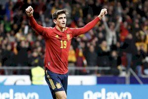 Gerard Moreno celebra uno de sus goles con la Selección Española