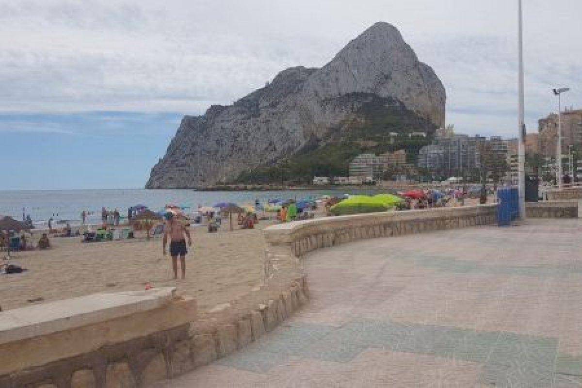 Un grup de joves turistes guarden quarantena a Calp després de donar positiu en COVID-19
