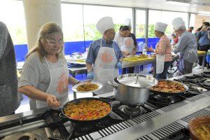 La concejala de Políticas de Mayores de Elche anima a las personas con más de 60 años a participar en la nueva edición de Masterchef de TVE