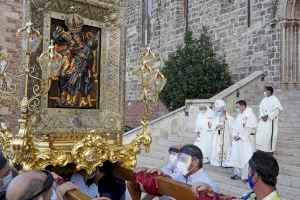 El Puig conmemora a su patrona con una misa de campaña presidida por el Cardenal en la explanada del monasterio