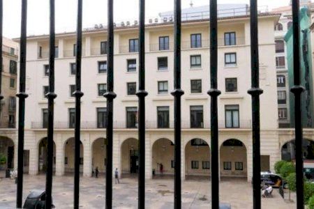 Trenca les dents a un veí després que avisarà a la Policia Local per aparcar en el seu gual