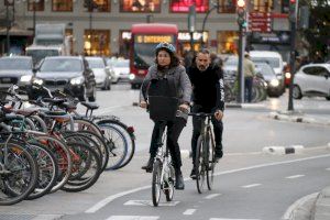 La agenda municipal de la bicicleta da a conocer estudios que afirman que «la movilidad sostenible favorece al sector económico»