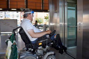 COCEMFE CV celebra la distribución de mandos a distancia de Metrovalencia para personas con la movilidad reducida - (foto 2) COCEMFE CV celebra la distribución de mandos a distancia de Metrovalencia para personas con la movilidad reducida - (foto 2)