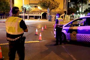 La Policía Local impone esta noche una veintena de denuncias por no llevar mascarilla, botellón, drogas e infracciones de tráfico con un detenido por falsedad documental en Alicante