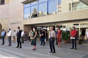 El Ayuntamiento de Elche guarda tres minutos de silencio en repulsa del último asesinato machista