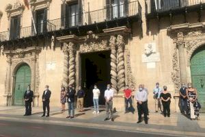 El Ayuntamiento de Alicante guarda un minuto de silencio como muestra de condena y rechazo por el asesinato de una mujer en Valencia