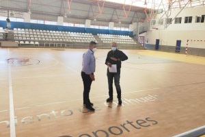 Deportes repone el pavimento del Pabellón Municipal Bernardo Ruiz tras los daños sufridos por la DANA