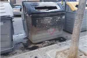 La Policía Local y la Policía Nacional de Alicante detienen a tres personas por quemar cinco contenedores y cinco papeleras de madrugada