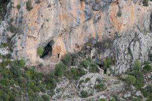 Describen la obtención de óxido de hierro y su transformación en ocre y colorantes entre el Paleolítico final y el Neolítico