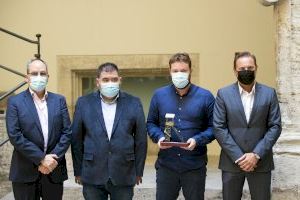 El Club d'Escacs de Silla oferix a la Diputació el seu trofeu de campió d'Espanya