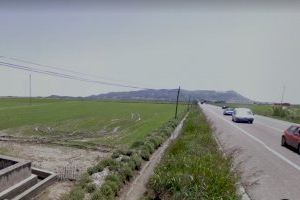 Herido un joven tras chocar contra una zanja en un camino entre arrozales en Sueca