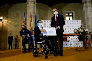 El sacerdote Sebastián Alós recibe el Premio Castell d´Alaquàs por su “generosidad y solidaridad” con las personas más necesitadas - (foto 2) El sacerdote Sebastián Alós recibe el Premio Castell d´Alaquàs por su “generosidad y solidaridad” con las personas más necesitadas - (foto 2)