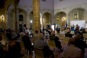 El sacerdote Sebastián Alós recibe el Premio Castell d´Alaquàs por su “generosidad y solidaridad” con las personas más necesitadas - (foto 3) El sacerdote Sebastián Alós recibe el Premio Castell d´Alaquàs por su “generosidad y solidaridad” con las personas más necesitadas - (foto 3)