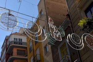 Alicante se va a iluminar esta Navidad con 780 arcos y guirnaldas que el Ayuntamiento ha comenzado a instalar por toda la ciudad