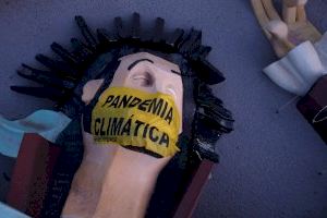 Greenpeace coloca una mascarilla gigante a la estatua de Gulliver en Valencia