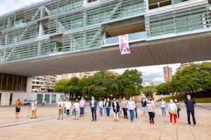 Un gran lazo rosa de Anémona para conmemorar el Día Internacional del Cáncer de Mama en Benidorm