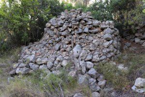 Es reprenen els treballs de les pintures rupestres de la Cova del Mansano de Xaló