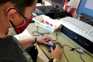 L’alumnat de Ròtova aprén amb una extraescolar d’iniciació a la robòtica