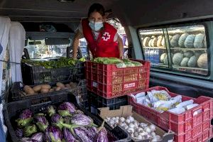 Producto fresco y de kilómetro cero en los lotes de alimentación que reparte el Ayuntamiento entre personas vulnerables