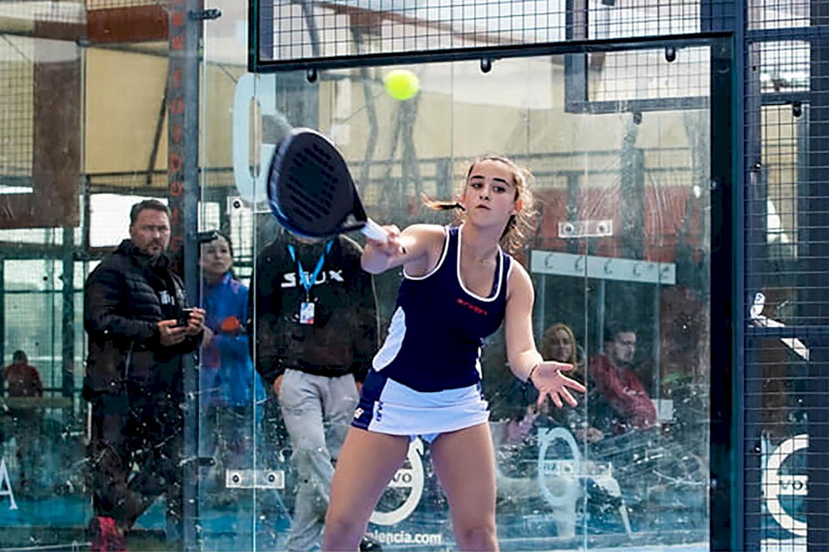 La joven paiportina Alba Galán, campeona autonómica de pádel por sexta vez